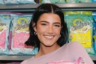 チャーリー・ダミリオ、「ザ・トゥナイト・ショー」で大胆ドレス姿を披露