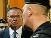 プーチン、収賄容疑の経済相を解任　クレムリンの勢力争いとの見方も