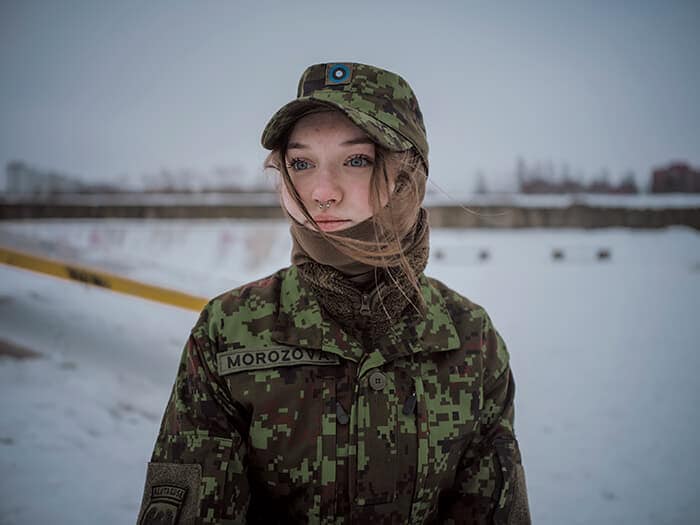 N志願制の国防組織であるエストニア防衛連盟に参加する17歳のマリア・モロゾワは、「大砲が好きだから砲兵隊に入りたい」と話す。ロシアと戦争になったら祖国エストニアを防衛するために戦うのか、と問うと、彼女はこう答えた。「それが現実にならないことを祈っている。でもそうなれば私は戦う。家族も友人も、この地で暮らし続けられるように」