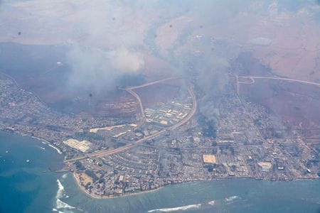 米ハワイ州マウイ島のラハイナで発生した大規模森林火災の死者が少なくとも３６人に達した。出火原因はまだ特定されていないが、米国立気象局は乾燥した植物と強風および低湿度により火勢が増したと指摘している。写真は８月９日、大規模森林火災が発生している米ハワイ州マウイ島の上空で撮影（２０２３年　ロイター／Handout via REUTERS）