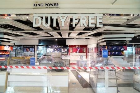 タイ政府報道官は２８日、新型コロナウイルス流行の影響で同国から出国できない外国人について、ビザの更新の猶予期間を１０月末まで延長したことを明らかにした。バンコク国際空港の免税店で６月撮影。（２０２０年　ロイター/Athit Perawongmetha）