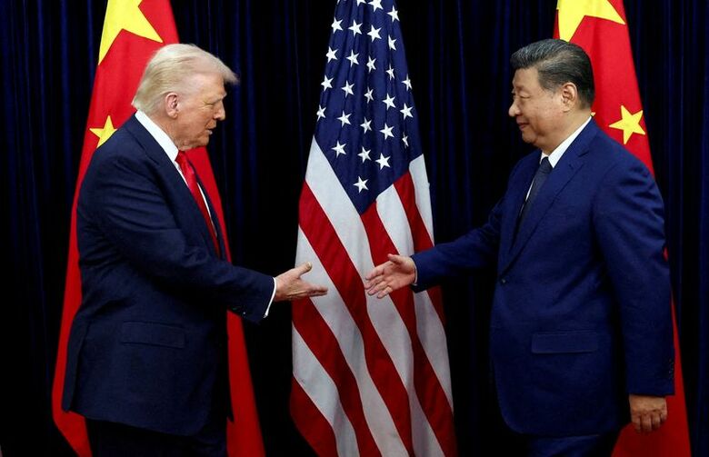 中国の習近平国家主席と握手を交わすトランプ米大統領。2025年10月、韓国・釜山で撮影。REUTERS/Evelyn Hockstein/File Photo