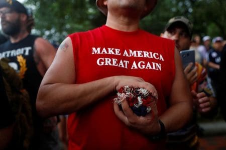 トランプ米大統領は１９日、米タイヤ大手グッドイヤー・タイヤ・アンド・ラバーをボイコットするよう呼び掛けた。大統領のスローガンがデザインされた野球帽など、政治色の強い服装を職場で禁じたという報道に反発した。ワシントンで昨年７月撮影（２０２０年　ロイター/ERIC THAYER）
