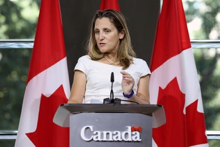 　９月２５日、北米自由貿易協定（ＮＡＦＴＡ）再交渉において、トランプ大統領はどのようにして交渉相手国であるカナダとメキシコの分断を図ったのだろうか。写真はカナダのフリーランド外相。ワシントンのカナダ大使館で８月撮影（２０１８年　ロイター/Chris Wattie）