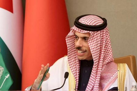 サウジアラビアのファイサル外相は１１日、イランが使用可能な核兵器を保有するシナリオについて問われ、そのような場合には湾岸諸国はそれぞれの安全保障強化をどう確保できるかを考えなければならないことになるのは明白だとの見解を示した。写真は、２０２２年１２月９日にリヤドでの会議に出席する同外相。（２０２２年　ロイター／Ahmed Yosri）