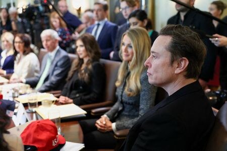 　トランプ米大統領の「大きく美しい」税制・支出法案を巡り、米実業家のイーロン・マスク氏（写真）は、同法案が米国の財政赤字削減に向けた取り組みを阻害すると批判した。写真はワシントンで４月撮影（２０２５年　ロイター/Evelyn Hockstein）