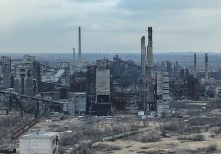 ドイツのピストリウス国防相とベーアボック外相は１７日、欧州連合（ＥＵ）と北大西洋条約機構（ＮＡＴＯ）加盟国に対し、ウクライナの防空体制を早急に強化するよう改めて呼びかけた。 ドネツク地方で２月撮影（２０２４年　ロイター/Inna Varenytsia）