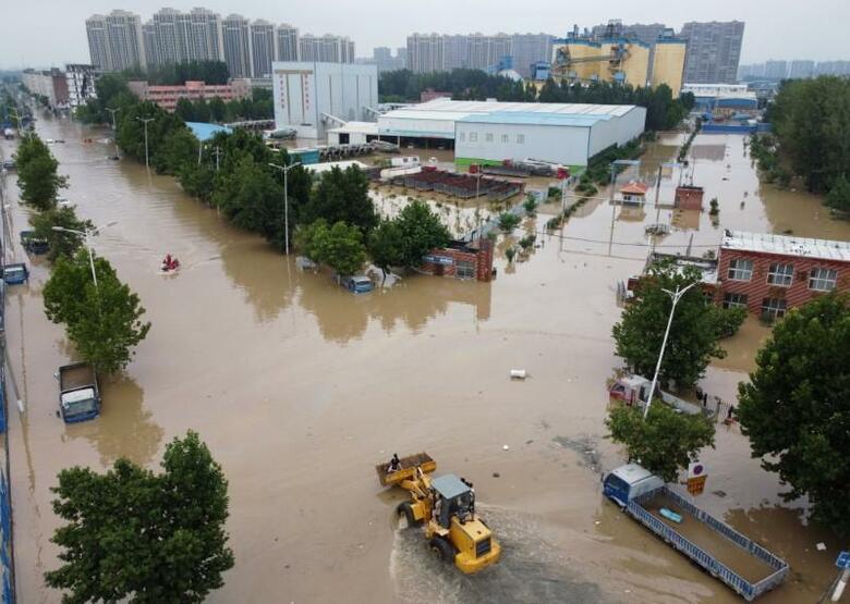 人口の多い中国中部、河南省で今年7月起きた記録的豪雨をきっかけに、同国の地方当局は自然災害に備えるための保険加入の検討を迫られている。写真は7月、豪雨で冠水した鄭州市の市街地（2021年　ロイター/Aly Song）