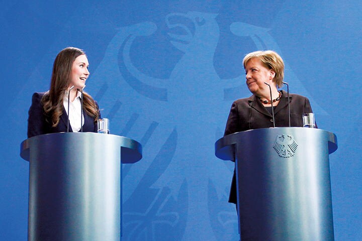 フィンランドのマリン首相（左）とドイツのメルケル首相は「勝ち組」　MICHELE TANTUSSI-REUTERS