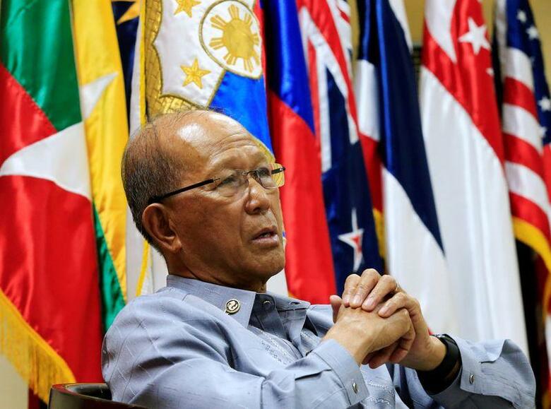 フィリピン政府は２１日、同国が領有権を主張する南シナ海の海域にあるサンゴ礁周辺に中国漁船約２２０隻が集結しているのが見つかった問題で、中国に対し、直ちに撤退させるよう求めた。写真はロイターのインタビューに答えるフィリピンのロレンザーナ国防相。２０１７年２月９日にマニラで撮影。（２０２１年　ロイター／Romeo Ranoco）