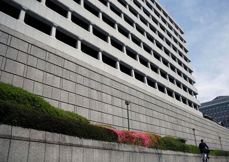　５月２６日、日銀は東京株式市場で、通常のＥＴＦとＪ－ＲＥＩＴの買い入れを行わなかった。写真は２０１７年４月、都内の日銀前で撮影（２０２０年　ロイター／Kim Kyung-Hoon）