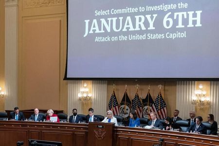 　２０２１年１月に起きた米議会議事堂襲撃事件で有罪判決を受けていた米極右組織「スリー・パーセンターズ」のメンバー、ガイ・レフィット被告に対し、連邦地裁は１日、禁錮７年３月の量刑を言い渡した。同事件に関する裁判で最長の禁錮刑となった。写真は７月２１日、米議会襲撃事件を調べる下院特別委員会の公聴会で代表撮影（２０２２年　ロイター）