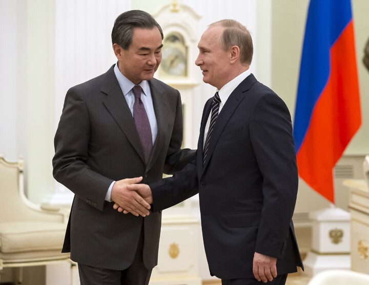 全人代を抜け出してモスクワに飛んだ中国の王毅外相(左）とロシアのプーチン大統領　Alexander Zemlianichenko-REUTERS