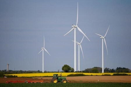 　５月２３日、経済協力開発機構（ＯＥＣＤ）は、主要２０カ国（Ｇ２０）が地球温暖化対策に取り組んだ場合、現行政策を継続した場合と比べて２０５０年時点で約５％成長を押し上げる効果が得られるとする報告書を公表した。写真は発電用の風車。フランスのパンプルーで４月撮影（２０１７年　ロイター／Stephane Mahe）