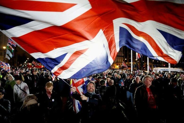 12月24日、英国が欧州連合（EU）と通商協定で合意したことで、4年半にわたる「合意なきEU離脱（ブレグジット）」への恐怖は取り除かれた。写真は11月、ロンドンで英国旗を振る男性（2020年　ロイター/Henry Nicholls）