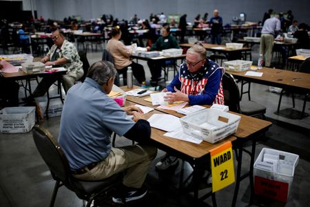 　１１月５日に投票が行われた米大統領選、共和党のドナルド・トランプ氏が優勢となっている。写真は開票作業を行う人々。同日、ウィスコンシン州ミルウォーキーで撮影（２０２４年　ロイター/Eduardo Munoz）