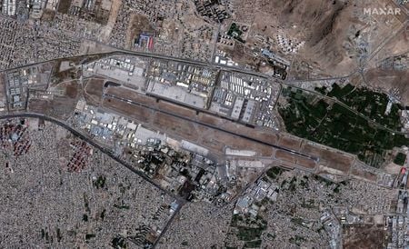 ８月２６日、アフガニスタンの首都カブールの空港付近で起きた自爆攻撃では、少なくとも１３人の米兵が死亡した。写真はカブールの空港の衛星写真　（２０２１年　ロイター/ Maxar Technologies）