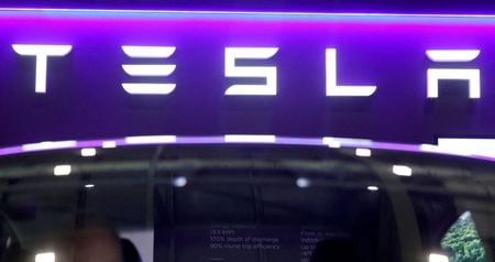 米電気自動車（ＥＶ）大手テスラが英国で高速大容量規格「５Ｇ」を搭載した自動車を発売するのを前に、５Ｇの特許ライセンスを求めて起こした訴訟で、ロンドン高等法院（高裁）は１５日、訴えを退けた。写真は３月２８日、ロンドンで撮影（２０２４年　ロイター/Peter Cziborra）