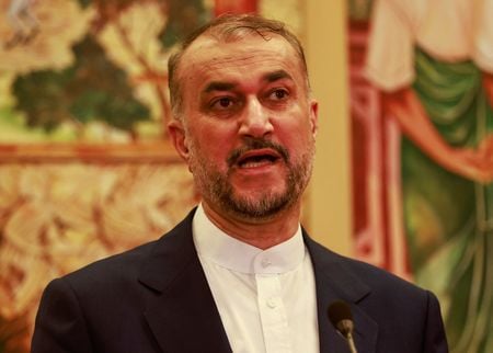 　イランのアブドラヒアン外相（写真）は米ＮＢＣのインタビューで、同国が１９日に受けた攻撃を調査しているとし、現時点でイスラエルとの関連は証明されていないと述べた。スリランカ・コロンボで２月撮影（２０２４年　ロイター／Dinuka Liyanawatte）