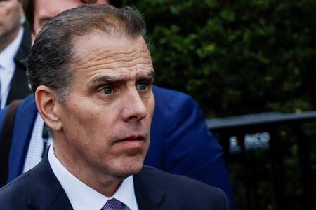 　５月９日、米ペンシルベニア州フィラデルフィアの連邦高裁は、バイデン大統領の次男、ハンター・バイデン氏（写真）が銃購入時に薬物使用について虚偽申告したなどとされる事件で、起訴取り下げを求めた同氏の控訴を退けた。写真は米ワシントンで４月撮影（２０２４　ロイター／Evelyn Hockstein）