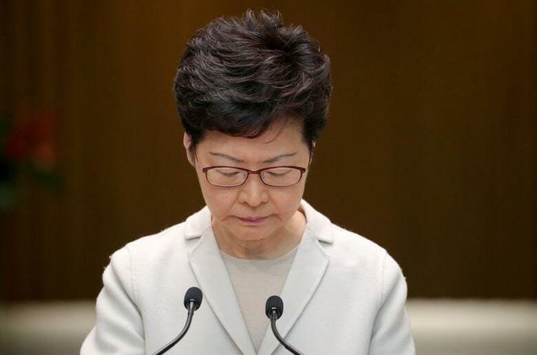 米財務省は7日、香港の自治侵害などを理由に、香港の林鄭月娥(キャリー・ラム)行政長官を含む11人を制裁対象にしたと発表した。写真は2019年11月、香港で会見する林鄭氏(2020年　ロイター/Marko Djurica/File Photo)