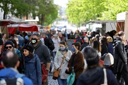 ドイツ政府は１日、欧州連合（ＥＵ）を除く全世界への一律の渡航警告を解除した。ただ、新たな規制も導入されており、大半の渡航者にとって状況は大きく変わらないとみられる。写真は4月、ベルリンのファーマーズマーケットを訪れる人々。（2020年 ロイター/Christian Mang/File Photo ）