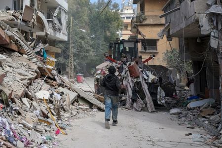 レバノン・ティールのイスラエル軍の攻撃現場。１０日撮影。REUTERS/Louisa Gouliamaki/File Photo