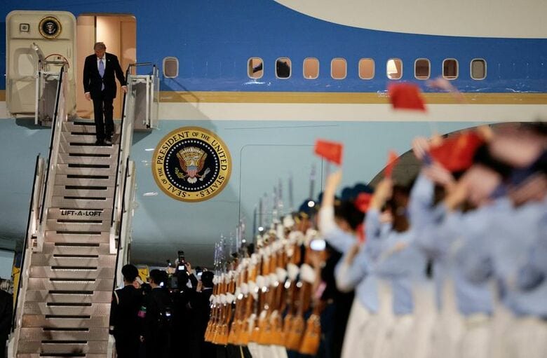 2026年5月13日、中国・北京で、トランプ米大統領がエアフォース・ワンで北京国際空港に到着。REUTERS/Evan Vucci