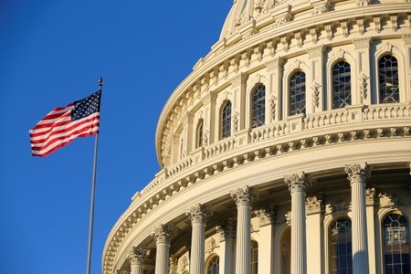 　９月１３日、米下院歳入委員会は、トランプ大統領による昨年の税制改革で実現した個人向け減税について、恒久化する法案を賛成多数で可決した。写真は米合衆国議会議事堂。ワシントンで２０１６年１１月撮影（２０１８年　ロイター／Joshua Roberts）