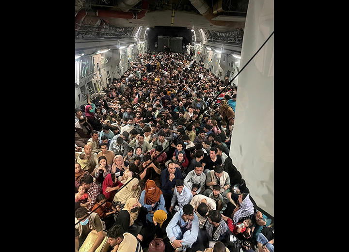 恐怖に駆られ、カブール空港で米軍輸送機に殺到した約640人のアフガン人　U.S. Air Force/REUTERS