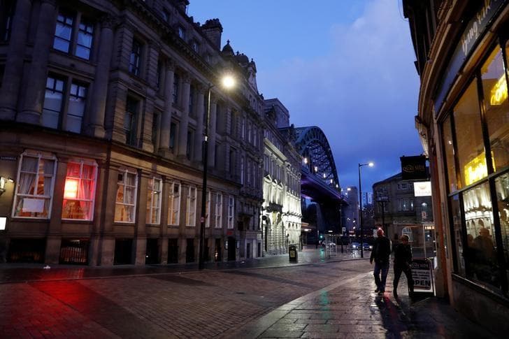 ジョンソン英首相は新型コロナウイルス感染拡大抑制に向け、国内のパブやレストラン、劇場、映画館、ナイトクラブ、スポーツジムなどの営業を同夜から無期限で一時停止するよう命じた。写真は英国で撮影（2020年　ロイター/Lee Smith）