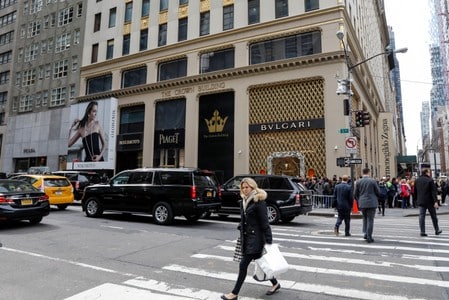 　４月１６日、米ニューヨーク連銀の調査によると、労働者の賃金に対する満足度が上昇したほか、求職者の割合は過去最低を記録した。ＮＹ５番街の通りのようす。３月撮影（２０１８年　ロイター／Brendan McDermid）