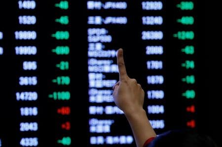　８月１８日、寄り付きの東京株式市場で、日経平均は前営業日比１円０５銭高の２万３０９７円８０銭となり、小幅に反発してスタート。写真は２０１９年１月、東京株式市場で撮影（２０２０年　ロイター/Kim Kyung-Hoon）