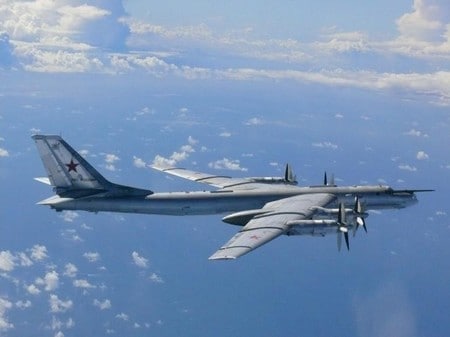 　日本海と東シナ海の公海上空を飛行していたロシアの戦略爆撃機２機に対し、日本と韓国の戦闘機が緊急発進（スクランブル）した。ロシア国防省の話としてタス通信が２７日伝えた。写真はロシア軍のＴＵ－９５爆撃機。２０１３年８月２２日、日本の防衛省が公開（２０１９年　ロイター/防衛省提供）