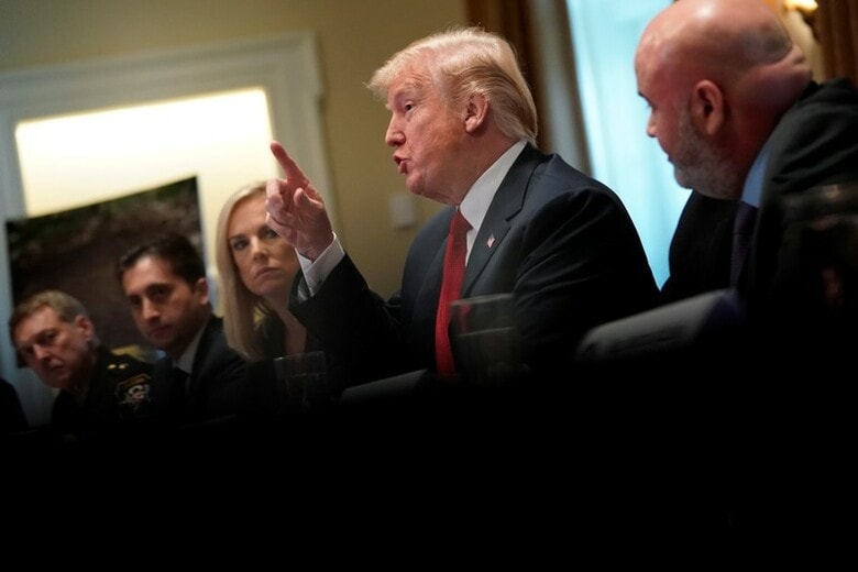 ２月６日、米紙ワシントン・ポストは、トランプ大統領が国防総省とホワイトハウスの当局者に対し、ワシントンで軍事パレードを実施する計画に着手するよう命じたと報じた。ホワイトハウスで移民政策について会合を行う同大統領と米議会議員ら（２０１８年　ロイター／Jonathan Ernst）