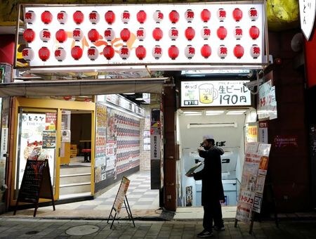 公明党の竹内譲政調会長は２７日、日本経済の需要と潜在的な供給力との差を示す７─９月のＧＤＰギャップが３４兆円に達したことを受け、「２０２０年度３次補正の規模を相当なものにする必要がある」と、自身のツイッターで語った。写真は都内で２５日撮影。（2020年 ロイター/Kim Kyung-Hoon ）