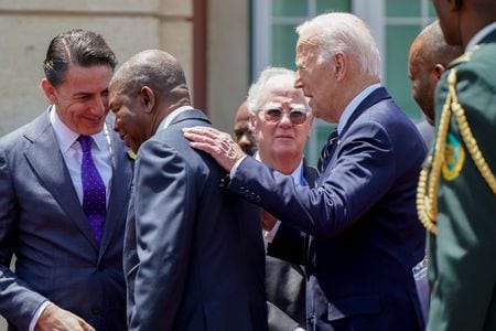 バイデン米大統領（右）は３日、アフリカ南部アンゴラの首都ルアンダを訪問し、同国のロウレンソ大統領（左）と会談した。同日撮影（２０２４年　ロイター/Elizabeth Frantz）