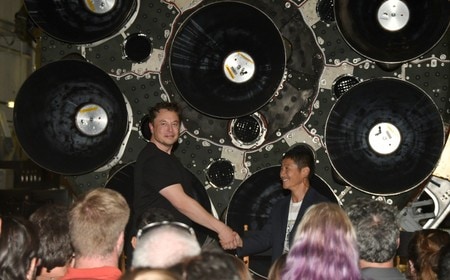 　９月１８日、民間宇宙開発会社スペースＸのイーロン・マスクＣＥＯ（左）は、日本のファッション通販サイト「ＺＯＺＯＴＯＷＮ」を運営するスタートトゥデイの前澤友作ＣＥＯ（右）が同社のロケット「ビッグ･ファルコン･ロケット」の初の搭乗者として、月周回旅行の契約を結んだと１７日発表した。米カリフォルニア州の本社で１７日撮影（２０１８年　ロイター/Gene Blevins）