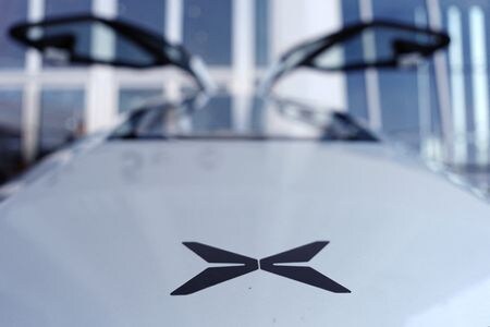 中国の新興電気自動車（ＥＶ）メーカー、小鵬汽車（シャオペン）が２０日発表した第３・四半期売上高見通しはアナリスト予想を下回った。資料写真、同社ロゴ、６月（２０２４年　ロイター／Tingshu Wang）