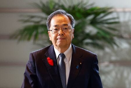 　５月９日、 公明党の斉藤鉄夫代表（写真）は定例会見で、物価高や米国の関税措置を受けた新たな経済対策について、減税とつなぎの措置としての給付が骨格になるという考え方に全く変わりはないと述べた。都内で１０月撮影（２０２５年　ロイター/Issei Kato）