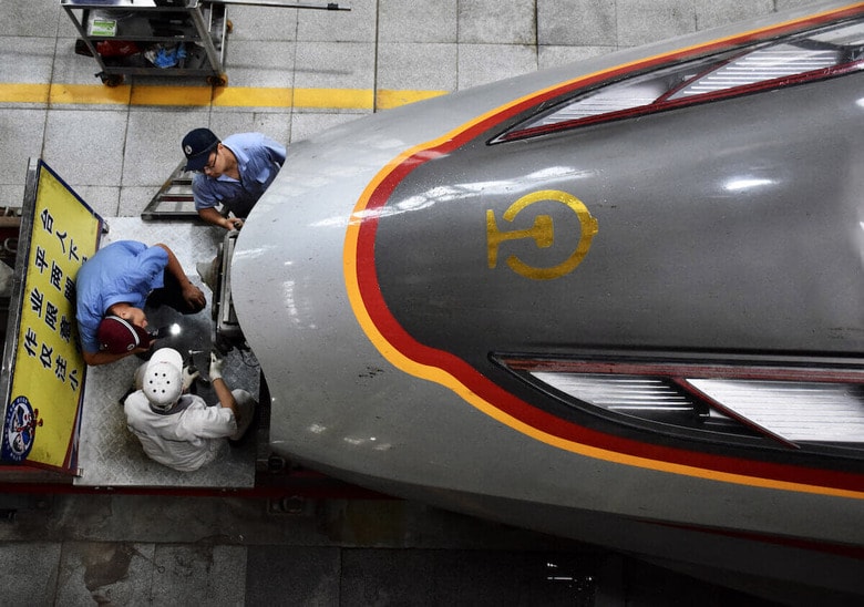 中国の高速鉄道「復興号」のメンテナンス作業（5月31、江西省九江市の九江科技駅）Photo by Costfoto/NurPhoto