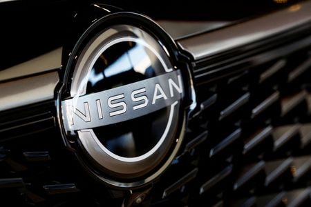 　日産自動車は８日、前日に公表した海外円建て転換社債型新株予約権付社債の発行額を１５００億円から２０００億円に増額すると発表した。写真は、同社販売店内の車両のロゴ。２月１８日、オランダのアーネムで撮影（２０２５年　ロイター/Piroschka van de Wouw）