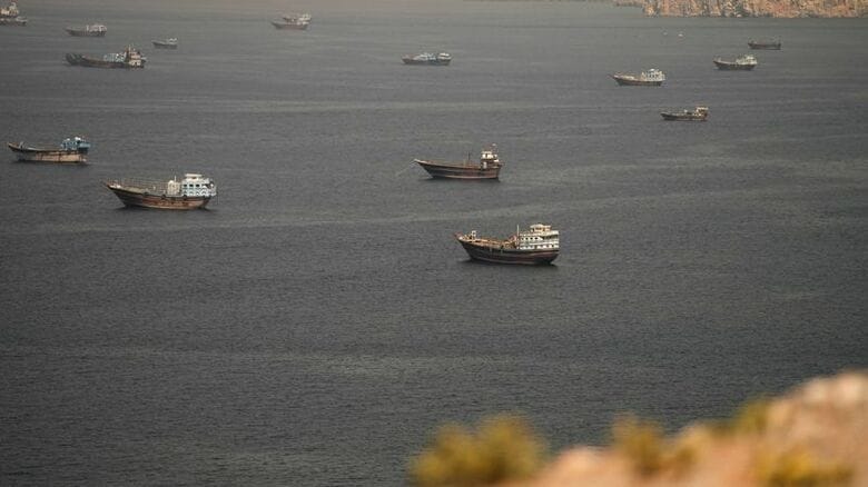 2026年6月18日、オマーンのムサンダムから望むホルムズ海峡を航行する船舶。REUTERS/Stringer