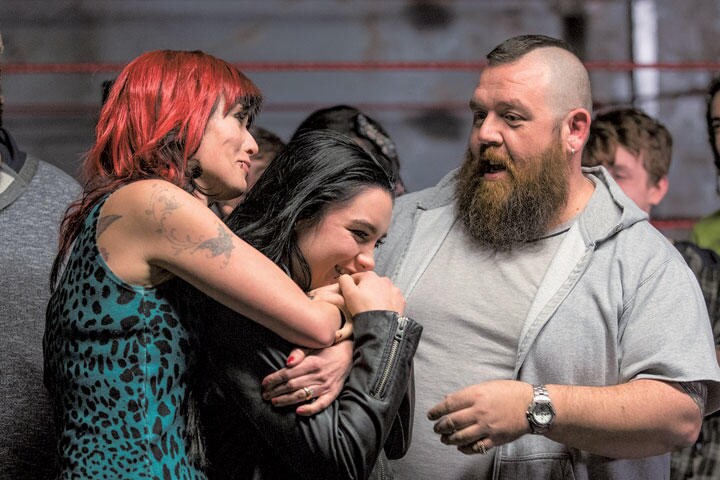 レスリングジムを営む家族の夢を果たすためにサラヤ（ピュー、中央）はWWEの晴れ舞台を目指す　©2019 METRO-GOLDWYN-MAYER PICTURES INC., WWE STUDIOS FINANCE CORP. AND FILM4, A DIVISION OF CHANNEL FOUR TELEVISION CORPORATION. ALL RIGHTS RESERVED.