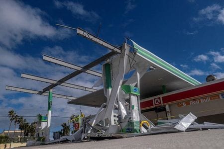 ハリケーン「ニコール」が１０日、米フロリダ州に上陸し、その後勢力を弱めて熱帯暴風雨となったが、大雨や強風、高潮により停電や家屋の浸水などの被害が出ており、少なくとも２人が死亡した。写真は、同州メルボルンにあるガソリンスタンドが被害にあって破損した様子。２０２２年１１月１０日に撮影。（２０２２年　ロイター／Ricardo Arduengo）