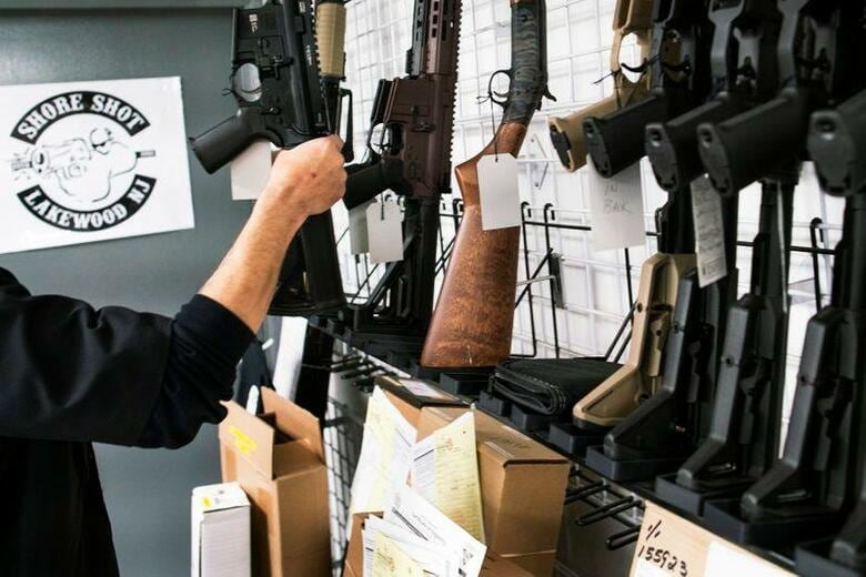 バイデン米大統領は８日に政権発足後初の銃規制策を発表する。ニュージャージー州の銃小売店、３月撮影（２０２１年　ロイター／Eduardo Munoz）