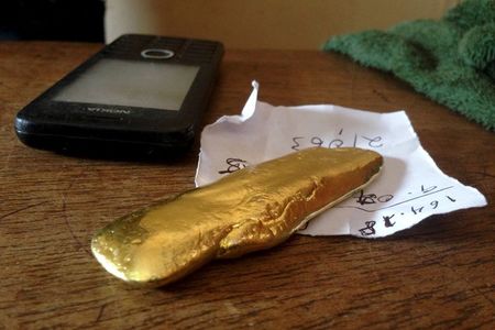 　１０月５日、金が急騰を続けた頃、ガーナ南西部の金鉱山の町タルクワでは高収入が得られる夢の仕事に就くことが可能だったが、金価格の下落で状況は一変した。タルクワの取引業者で先月撮影（２０１５年　ロイター／Matthew Mpoke Bigg）