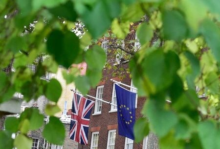 ７月１日、英金融行動監視機構（ＦＣＡ）は欧州連合（ＥＵ）の金融企業が英国内の業務を続けられるようにする金融パスポートの一時的許可制度（ＴＰＲ）の活用申請を９月より再び受け付けると明らかにした。写真は２０１５年１１月、ロンドンで（２０２０年　ロイター／Toby Melville）