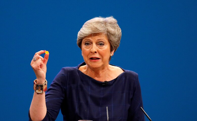 １０月６日、英国のグラント・シャップス元保守党議長は、メイ首相（写真）は党首選を実施すべきだと述べ、最大３０人の議員が党首辞任を支持しているとの見方を示した。写真はマンチェスターで４日撮影（２０１７年　ロイター／PHIL NOBLE）