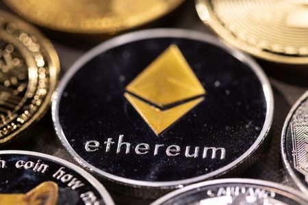 　米大手資産運用会社ブラックロックは１１月１６日、暗号資産（仮想通貨）イーサリアム現物の上場投資信託（ＥＴＦ）「ｉシェアーズ・イーサリアム・トラスト」の上場を、米証券取引委員会（ＳＥＣ）に正式申請した。２０２１年１１月撮影のイメージ写真（２０２３年　ロイター/Dado Ruvic/Illustration）
